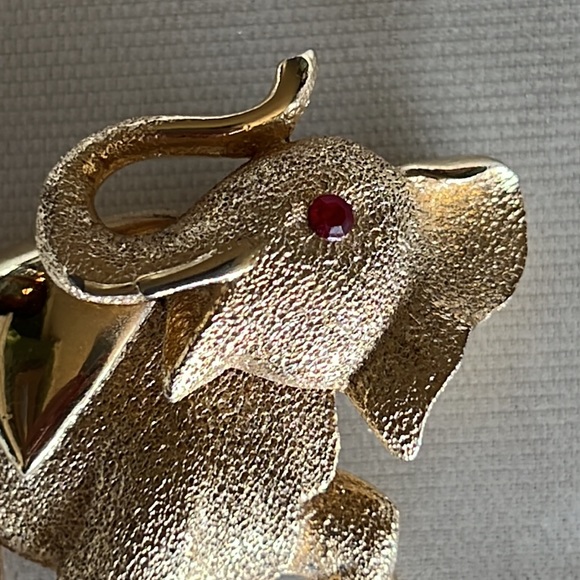 Unsigned Charming Gold Tone Elephant Pin With Sparkly Red Eye - Picture 6 of 8